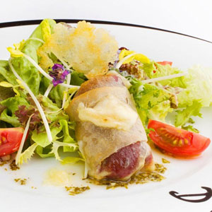 Croustillant de Saint Nectaire, viande des grisons, mousserons et mesclun de salade