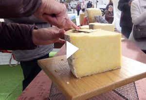 Le fromage AOP Salers en dégustation à la Foire de la Saint-Géraud 2017