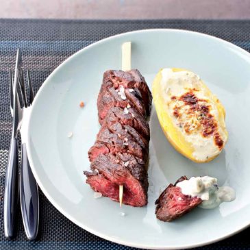 Brochettes d’onglet de boeuf au Bleu d’Auvergne et pommes au four