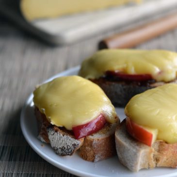 Tartine de pommes et confit d’oignons au Saint-Nectaire