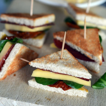 Mini club sandwich Coppa, tomates séchées et Saint-Nectaire