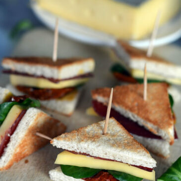 Mini club sandwich Coppa, tomates séchées et Saint-Nectaire