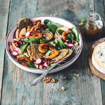 Salade colorée aux crevettes grillées et chips de Fourme d’Ambert