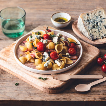 Salade de pâtes, tomates rôties et Bleu d’Auvergne