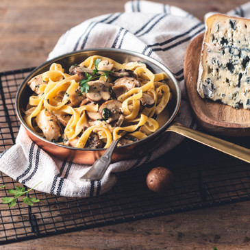 Tagliatelles au poulet et sauce crémeuse au Bleu d’Auvergne