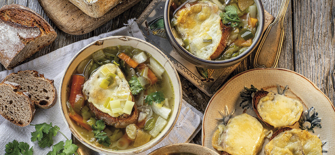 Soupe de légumes et tartines gratinées au Cantal