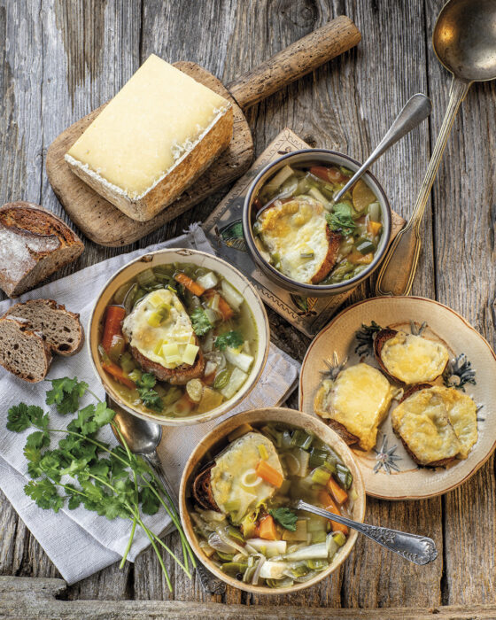 Soupe de légumes et tartines gratinées au Cantal