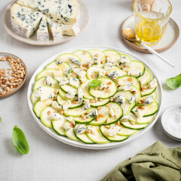 Carpaccio de courgette, Fourme d’Ambert et pignons de pin